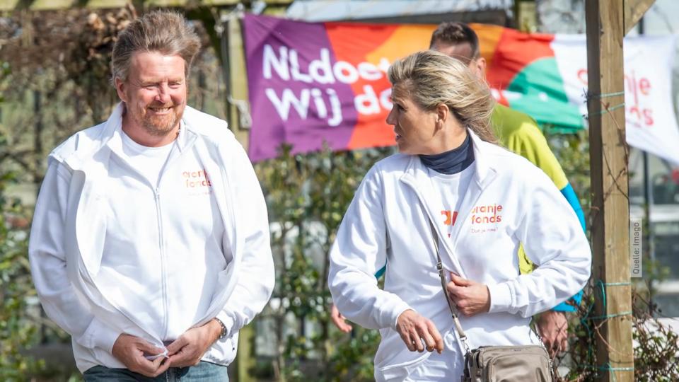 Selten normaler Anblick Königin Máxima der Niederlande schwingt die Mistgabel