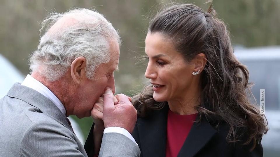 Briten-Prinz ganz galant Charles-Schmatzer für Königin Letizia