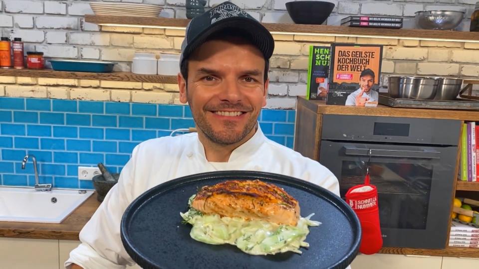 Hensslers schnelle Nummer Gegrilltes Lachsfilet auf Wasabi-Schmorgurken