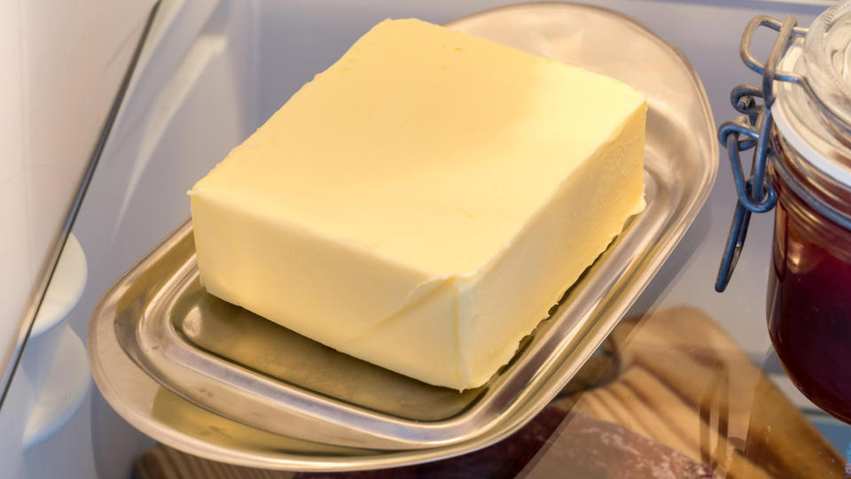 Sie brauchen nur ein Glas und einen Teller Mit diesem Trick ist die Butter schnell weich