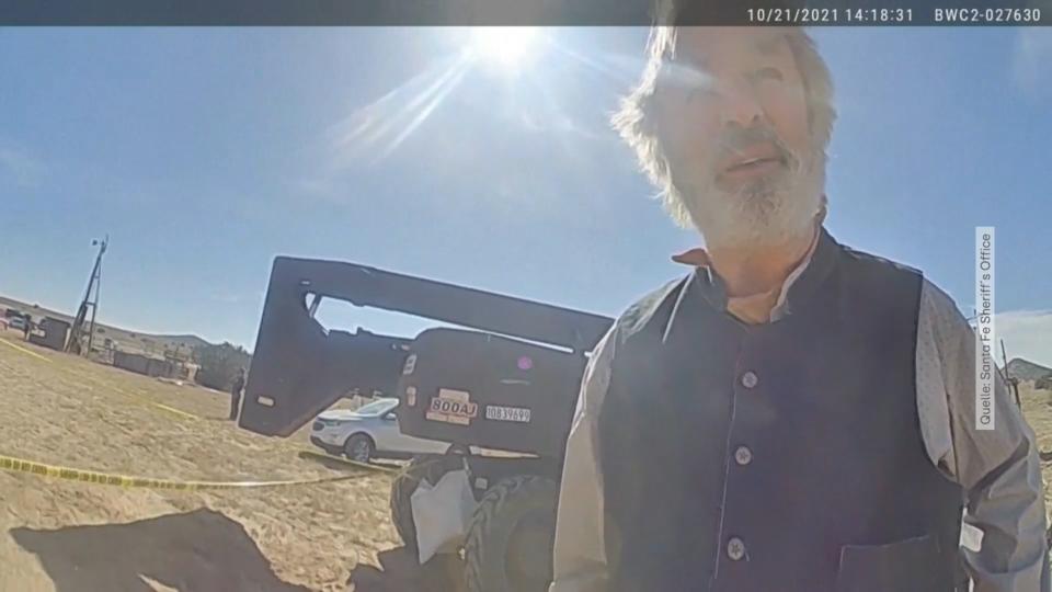 Polizei veröffentlicht Videos Body-Cam Aufnahmen zeigen Alec Baldwin nach "Rust"-Tragödie