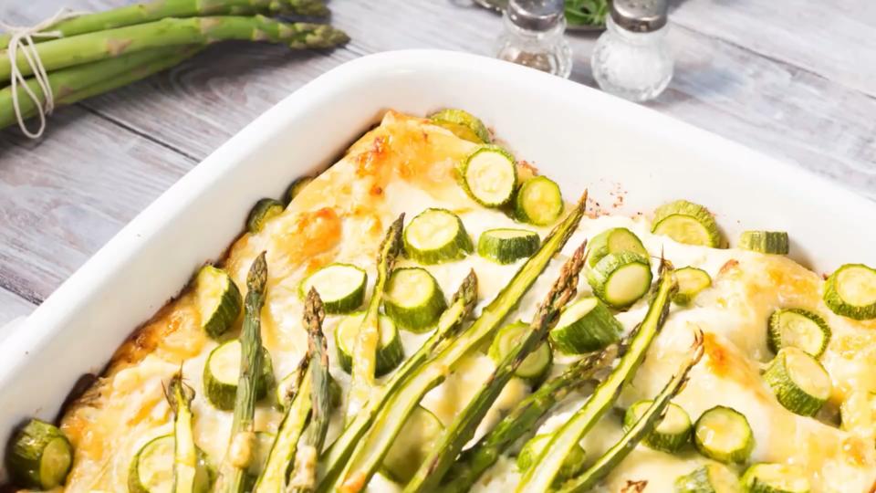 Leckeres Essen Spargel-Lasagne für den Frühling