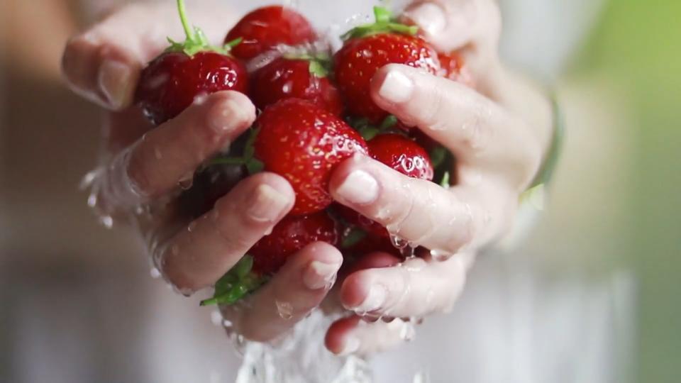 Erdebeeren-Geschmackskiller Waschen Sie die Früchte richtig?