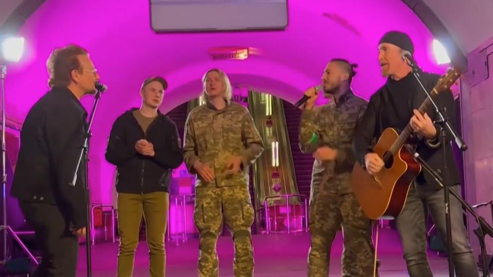 Coole Aktion Hier rocken U2 in der U-Bahn-Station von Kiew