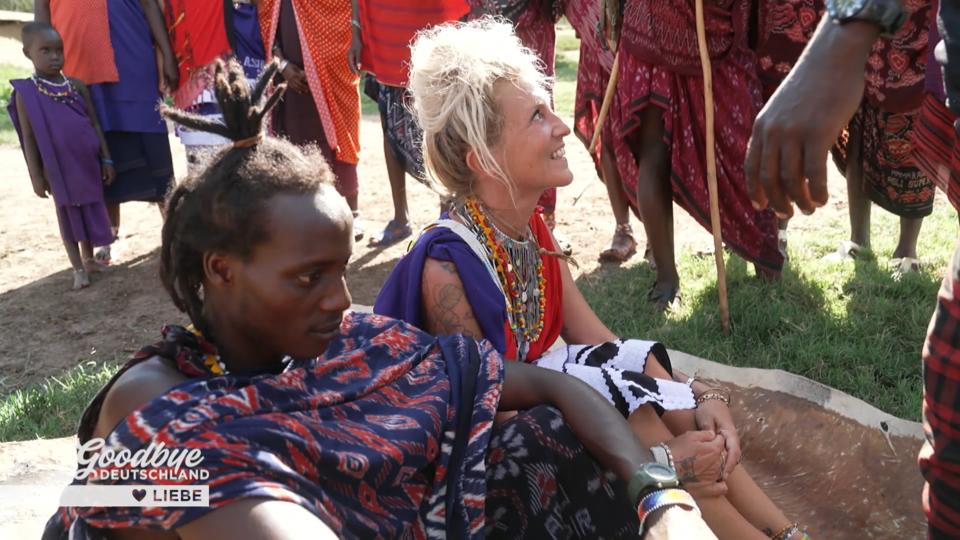 Angies Massai Hochzeit Bespuckt und mit Kuhdung beschmiert
