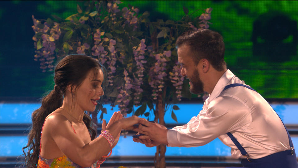 "Let's Dance"-Halbfinale Jawort auf der Bühne: Mathias Mester hält um Renatas Hand an