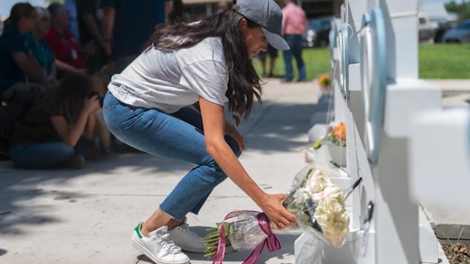 Sie legt einen Strauß weiße Rosen nieder Nach Amoklauf: Herzogin Meghan besucht Tatort in Uvalde