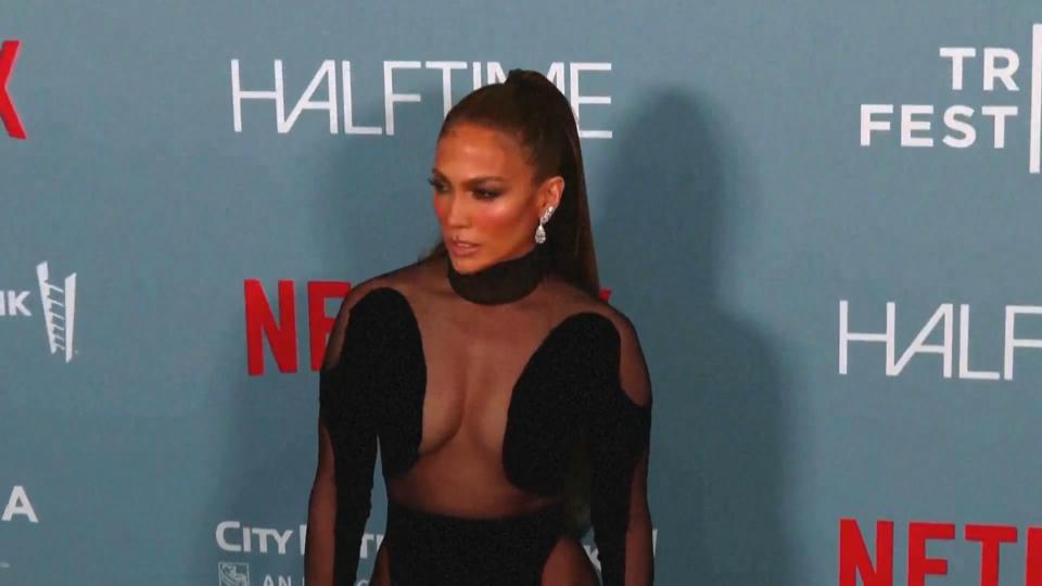 Superheiß mit 52 J.Lo zeigt sich in gewagtem Outfit