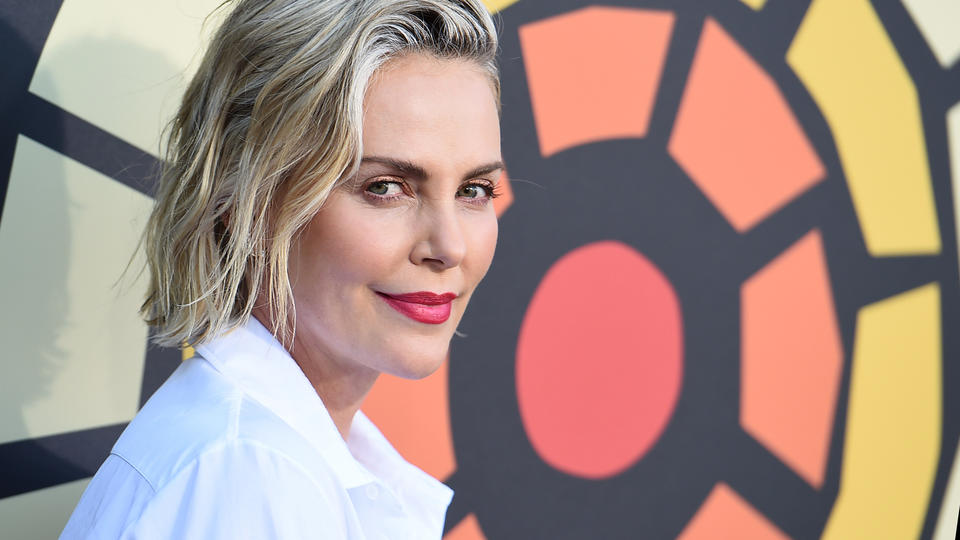 Platinblond war gestern Charlize Theron überrascht mit neuem Look