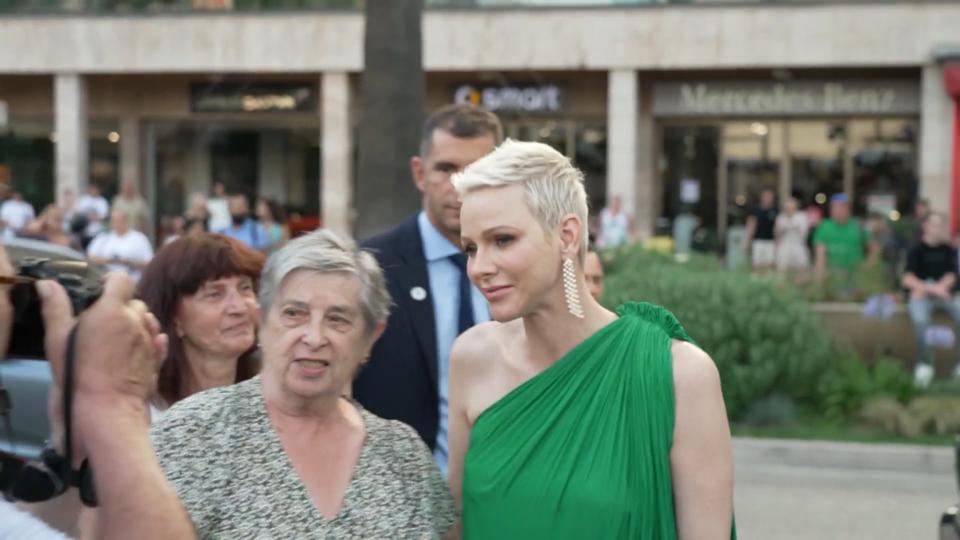 Wie ausgewechselt! Fürstin Charlène strahlt auf dem roten Teppich