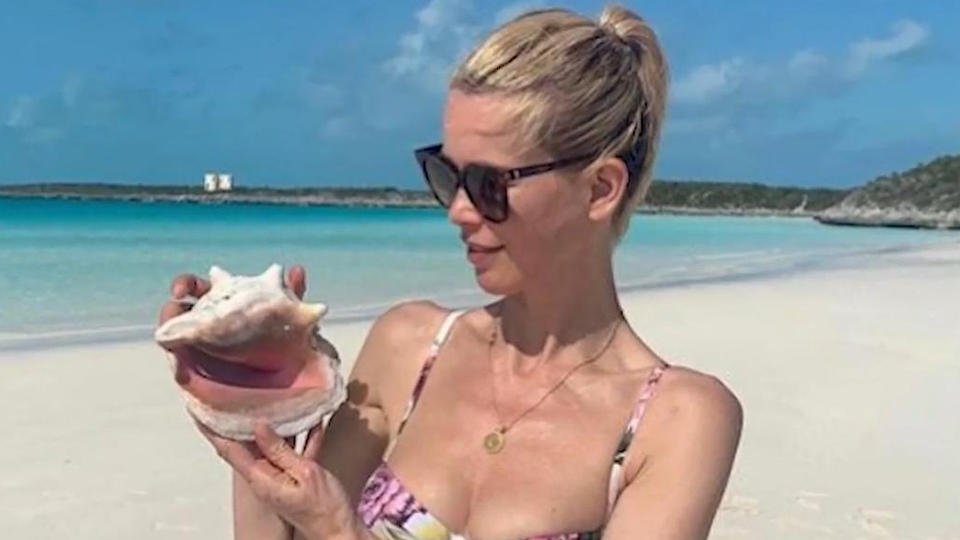 „Du siehst aus wie ein Teenager! Bombe!“ Claudia Schiffer: Mit 51 hat sie immer noch ihre Model-Figur