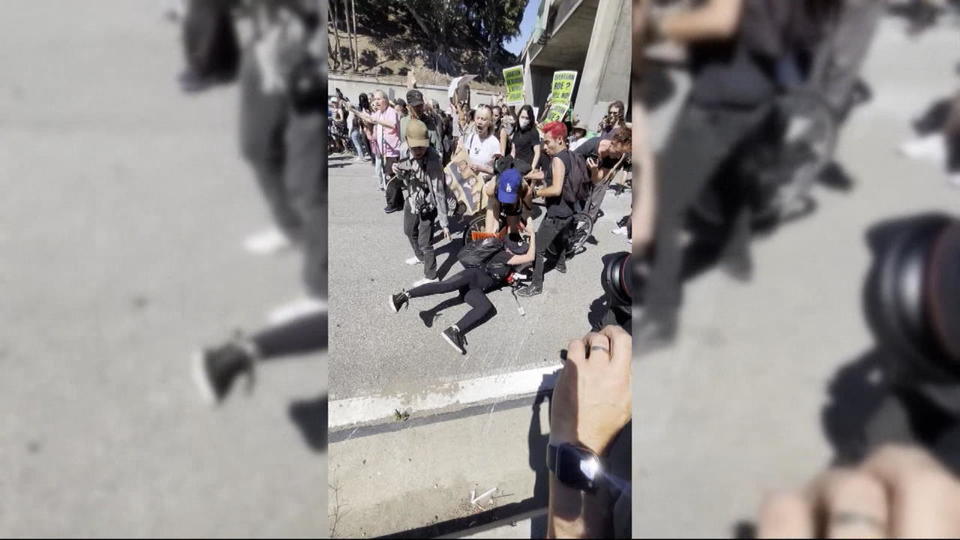 Bei einem Protest für Abtreibungsrechte Jodie Sweetin wird auf den Boden geschleudert