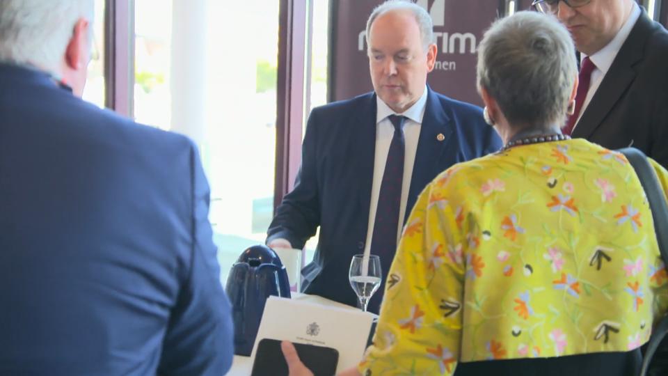 Royaler Besuch in Bremen Fürst Albert von Monaco ist genervt!