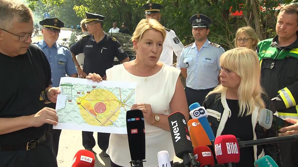Berlins Bürgermeisterin Franziska Giffey zeigt die aktuelle Karte der Feuerwehr