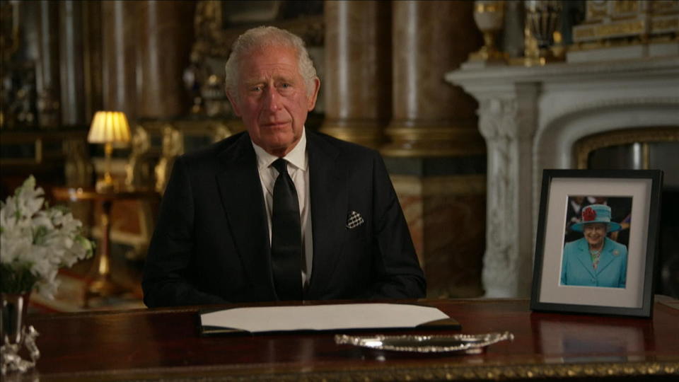 Nach Tod der Queen Feuchte Augen bei König Charles erster TV-Ansprache!