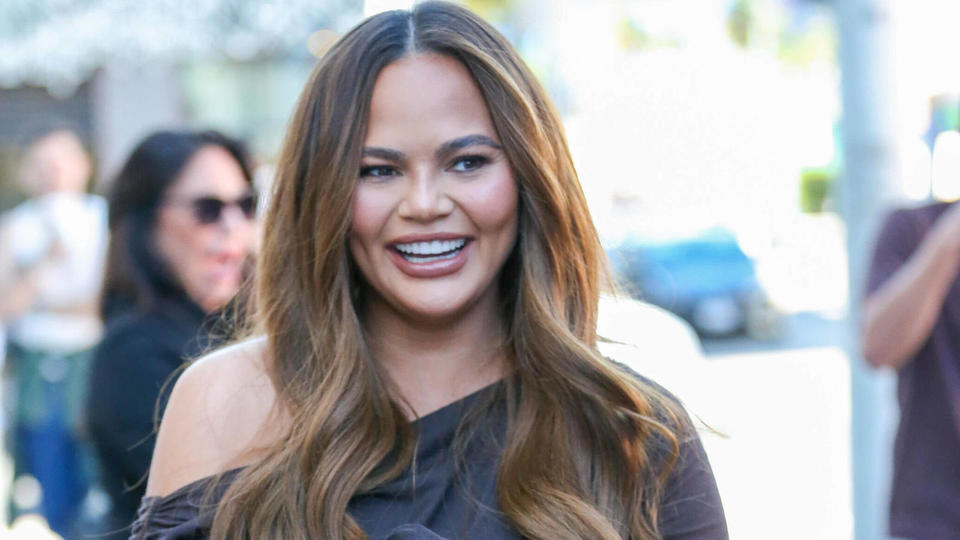 Mit Baby-Bauch Chrissy Teigen zeigt sich komplett hüllenlos