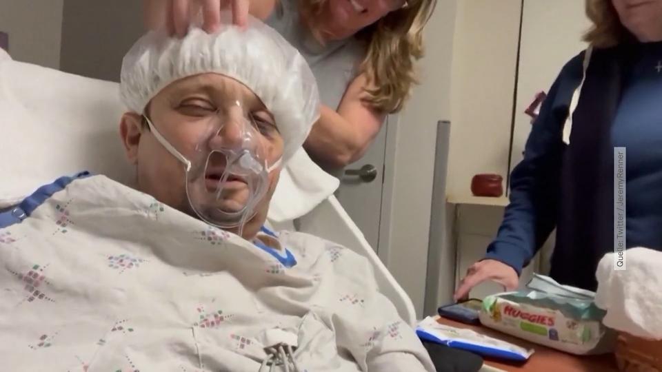 Von seiner Schwester Schwerverletzter Jeremy Renner kriegt Kopfmassage