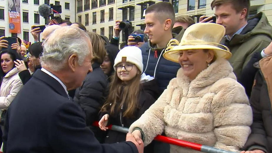Ganz nah am deutschen Volk König Charles und Camilla „baden in der Menge“