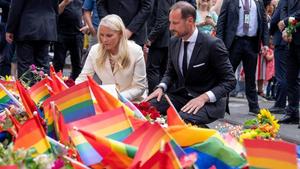 Kronprinzessin Mette-Marit und Haakon besuchen Gedenkstätte