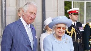 Hier grinst die Queen Elizabeth II. alle Sorgen weg