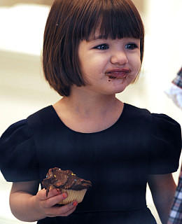 Suri Tom Cruise Katie Holmes Stäbchen Essstäbchen essen Diva