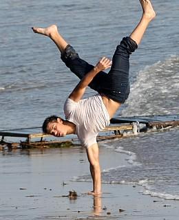 Taylor Lautner Werwolf Twilight Fotoshoot Strand Verrenkungen