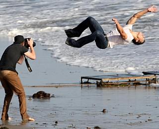 Taylor Lautner Werwolf Twilight Fotoshoot Strand Verrenkungen