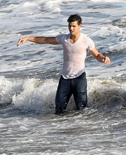 Taylor Lautner Werwolf Twilight Fotoshoot Strand Verrenkungen