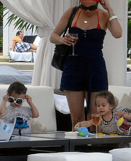Jennifer Lopez Zwillinge Max Emme am Pool