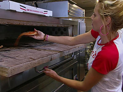 Heidi Klum spielt Pizzabäckerin