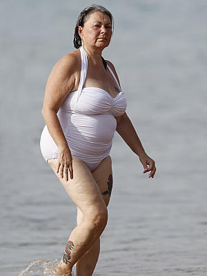 Roseanne Barr mit Cellulite am Strand