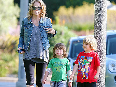 Hollywoodstar Sharon Stone mit Söhnen auf dem Spielplatz