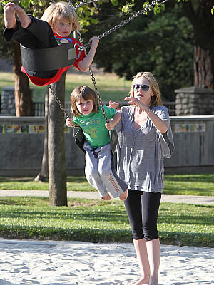Hollywoodstar Sharon Stone mit Söhnen auf dem Spielplatz