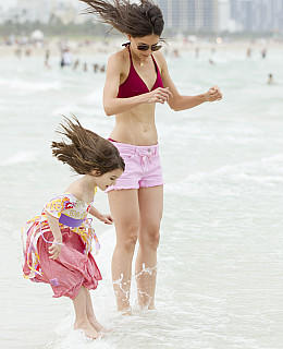 Katie Holmes suri cruise strand schwimmen schlank dünn muskeln schwangerschaftsstreifen