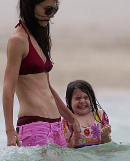 Katie Holmes suri cruise strand schwimmen schlank dünn muskeln schwangerschaftsstreifen