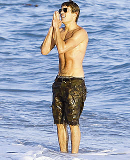 ashley tisdale zac efron liebespaar gerücht geburtstag party kuss malibu