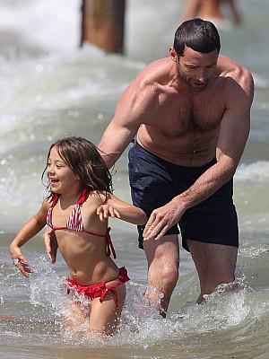 Hugh Jackman planscht mit Tochter