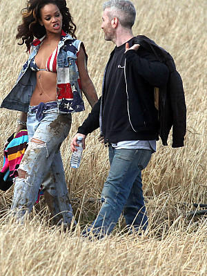 Rihanna Videodreh auf einem Acker