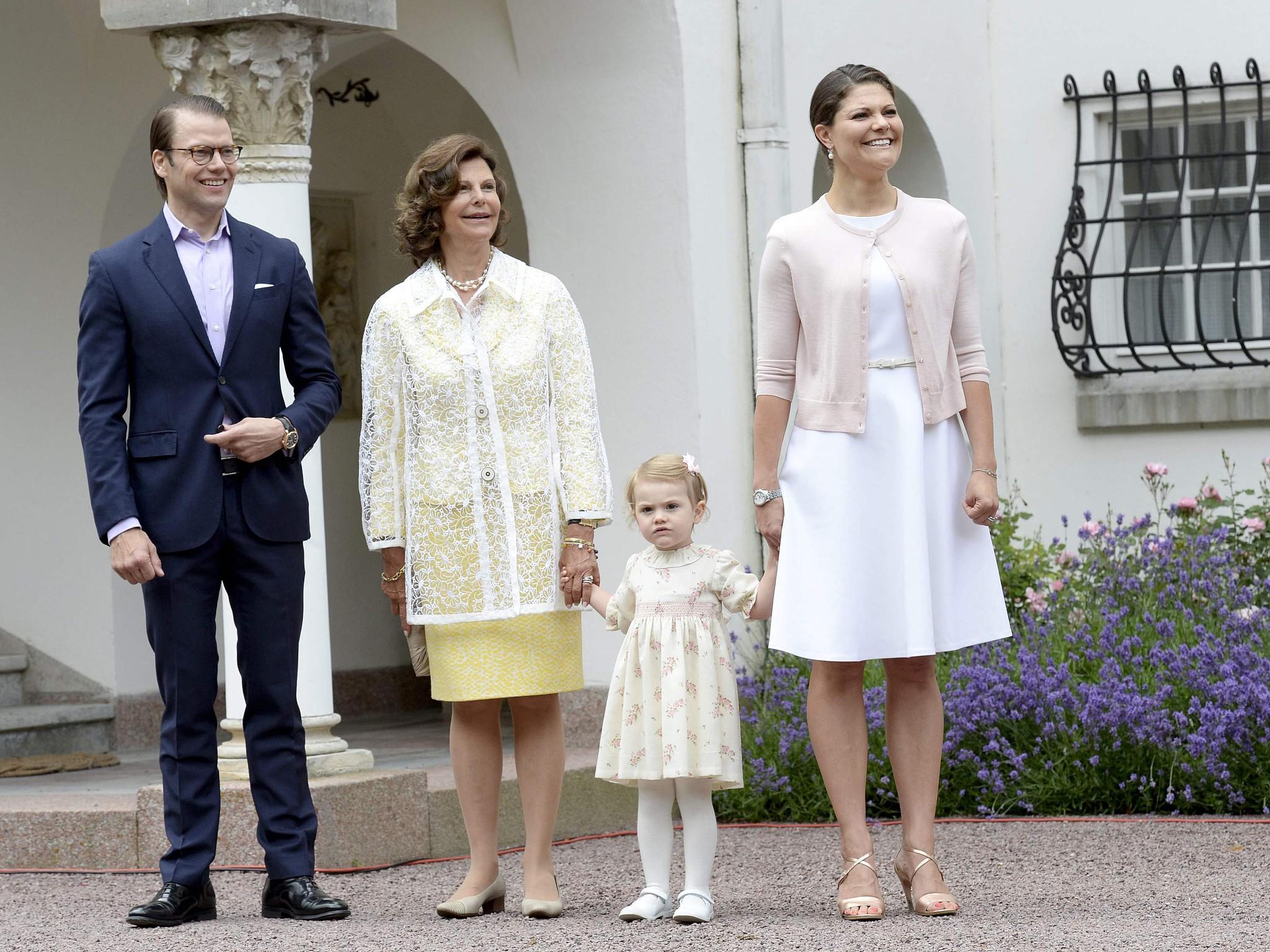 Prinzessin Estelle und Prinz Oscar von Schweden offizielle Fotos