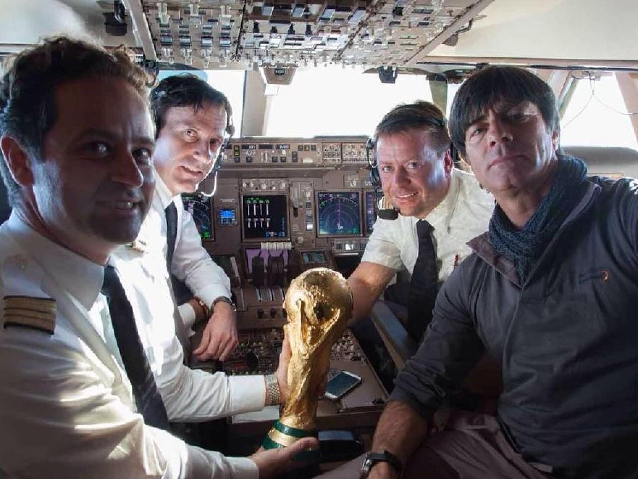 WM 2014: Unsere Goldjungs kommen nach Hause - und die Stars twittern vor Ort 