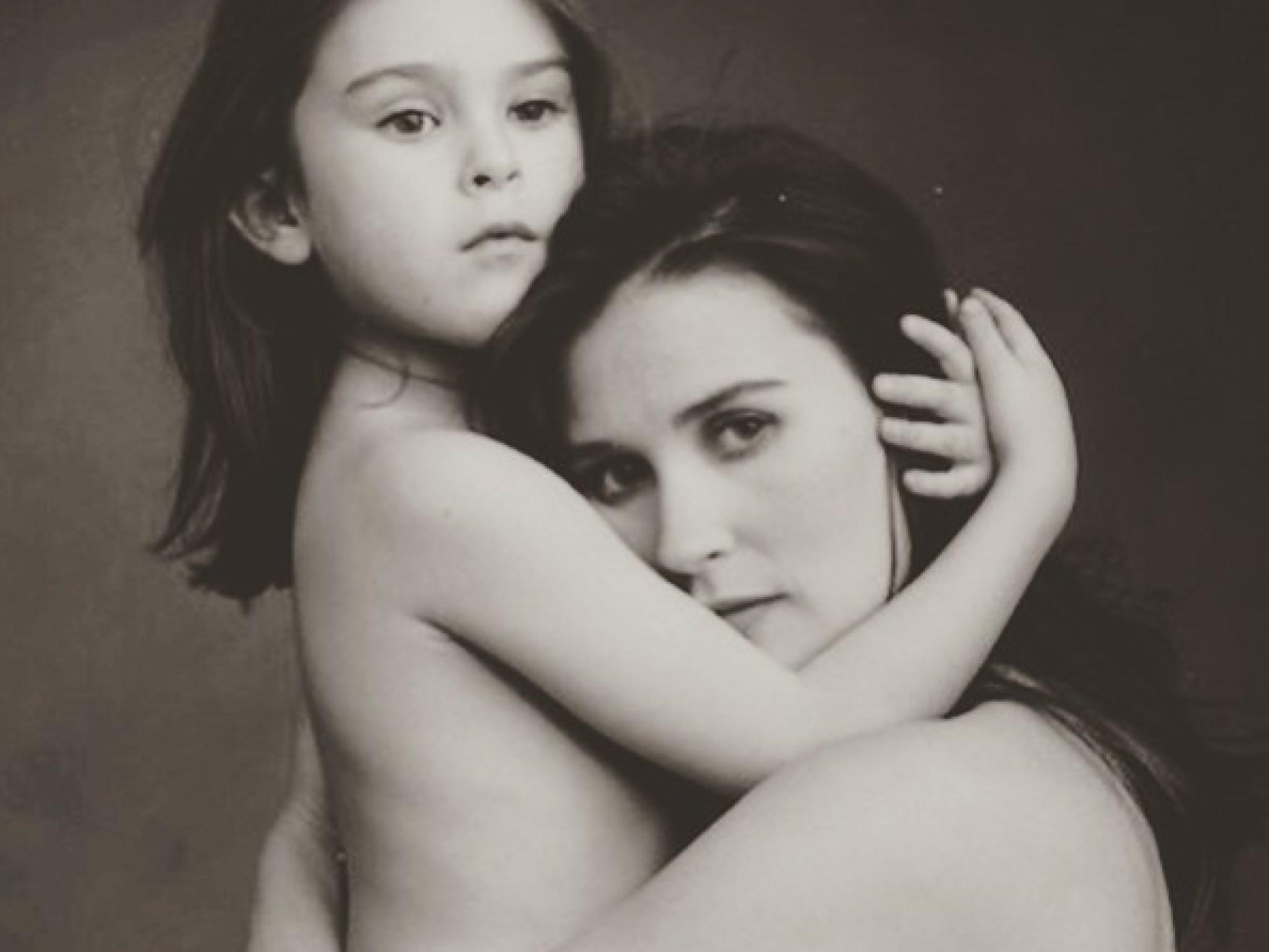 на фото голая мама и ее маленькая дочка фото 60