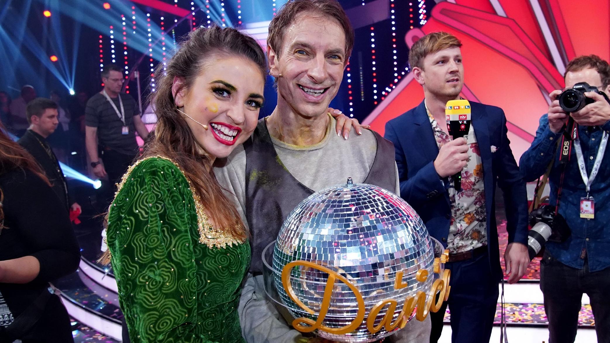 Nach Let S Dance 2018 Sieg Ingolf Luck Verschenkt Den Pokal