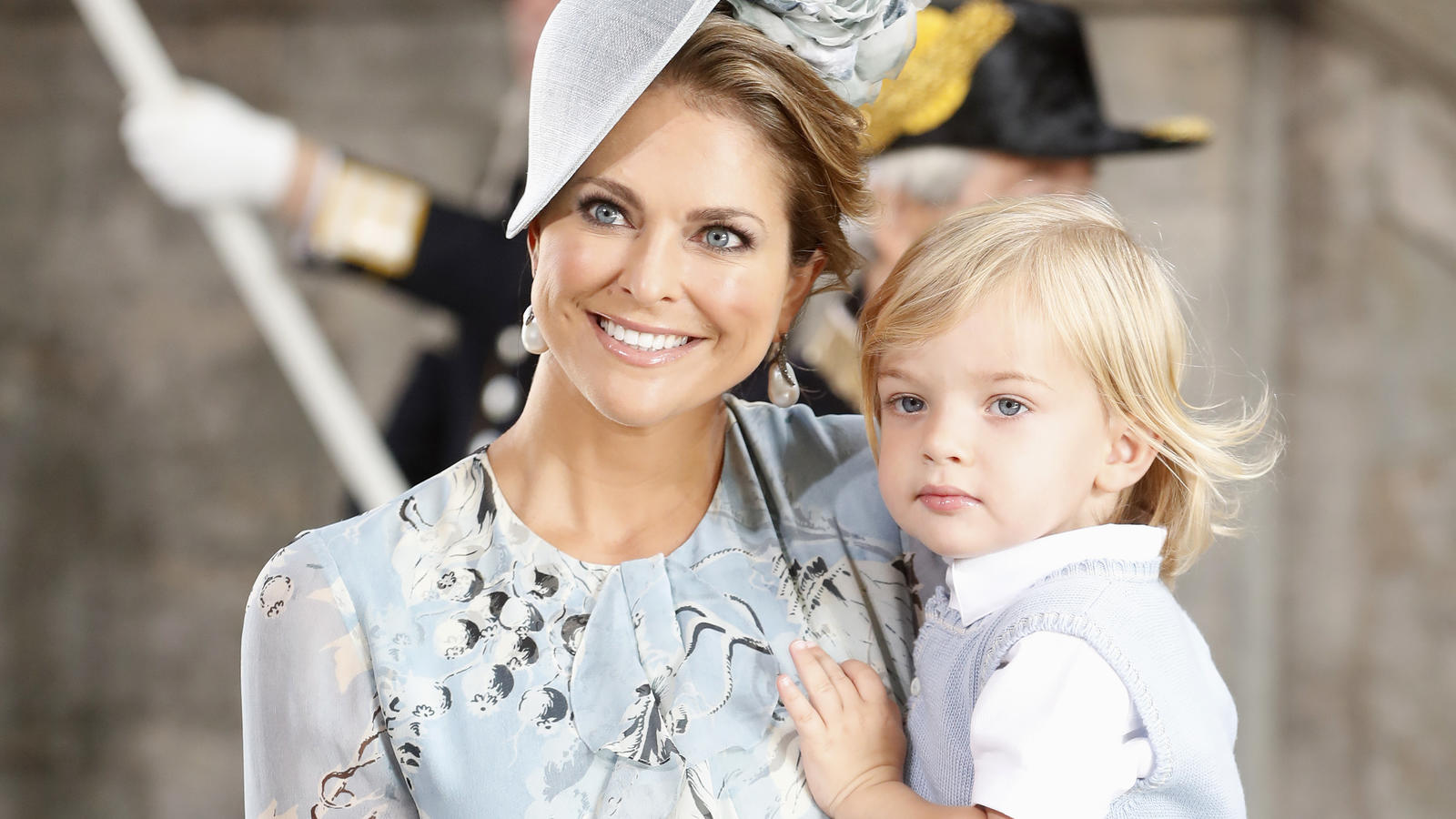 Prinz Nicolas auf dem Arm seiner Mutter, Prinzessin Victoria von Schweden.