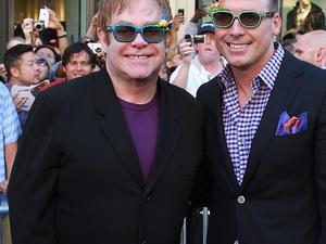 Elton John freut sich riesig über Strampler