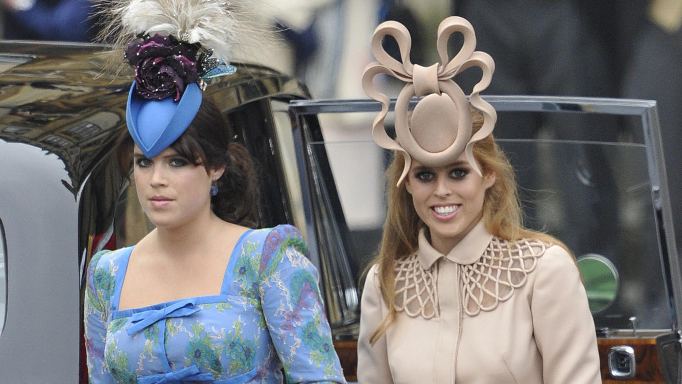 Prinzessin Beatrice trägt den umstrittenen "Brezel-Hut" von Philip Treacy.