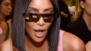 Kim Kardashian West zeigt ihre Augenbrauen-Katastrophe. 