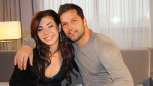 "X Factor"-Gewinnerin Edita amüsiert sich mit Ricky Martin