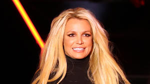 Britney wieder im Schulmädchen-Look
