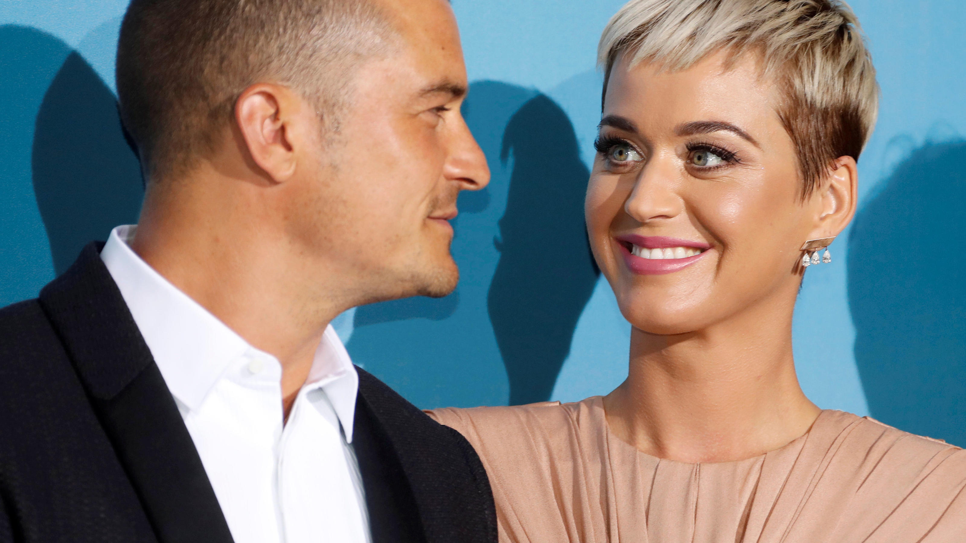 Singer Katy Perry and actor Orlando Bloom smile upon their arrival for the Monte-Carlo Gala for the Global Ocean in Monaco, September 26, 2018. REUTERS/Eric Gaillard