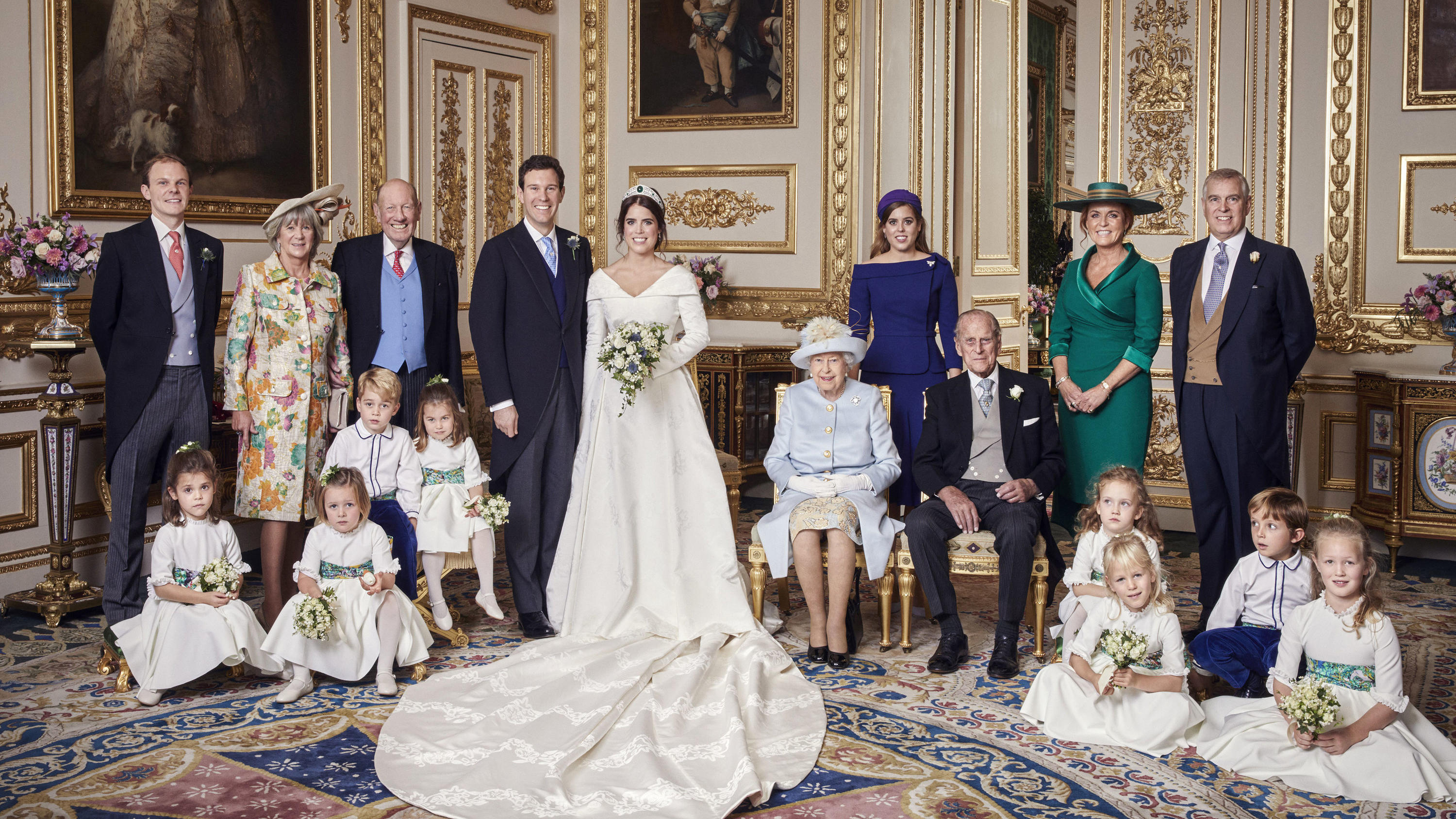 Auf dem offiziellen Hochzeitsfoto von Prinzessin Eugenie und ihrem Mann Jack Brooksbank sieht man Sarah Ferguson und Prinz Andrew harmonisch nebeneinander stehen.